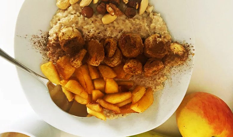 Low-calorie breakfast: Porridge with caramelized apples and cinnamon